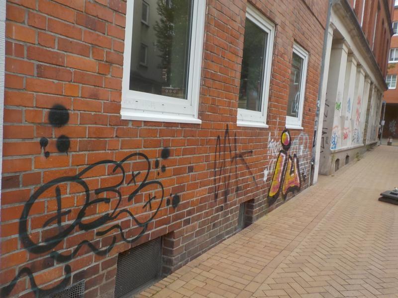 Klinkerfassade mit Graffiti vor der Entfernung